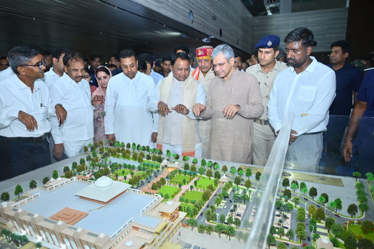 RailMinIndia's tweet photo. Hon'ble MR Shri @AshwiniVaishnaw reviewed the Puri Station's redevelopment work and preparedness ahead of Mahaprabhu Jagannath Ji's Rath Yatra.

 #RailInfra4Odisha https://t.co/qsZ29TsVnR