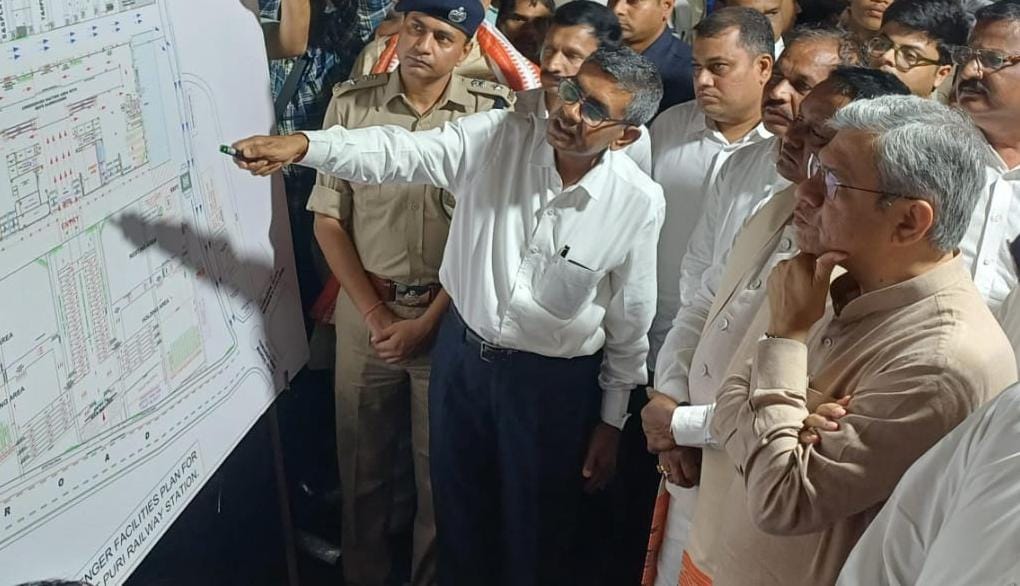 RailMinIndia's tweet photo. Hon'ble MR Shri @AshwiniVaishnaw reviewed the Puri Station's redevelopment work and preparedness ahead of Mahaprabhu Jagannath Ji's Rath Yatra.

 #RailInfra4Odisha https://t.co/qsZ29TsVnR