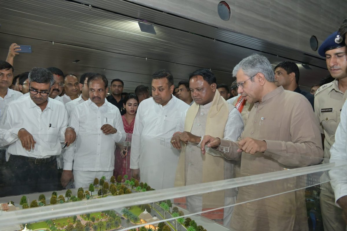 RailMinIndia's tweet photo. Hon'ble MR Shri @AshwiniVaishnaw reviewed the Puri Station's redevelopment work and preparedness ahead of Mahaprabhu Jagannath Ji's Rath Yatra.

 #RailInfra4Odisha https://t.co/qsZ29TsVnR
