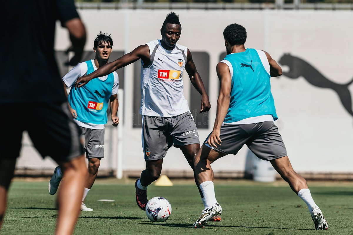 valenciacf's tweet photo. Primer día de entrenamientos 💪🔙 https://t.co/McX6uFfrUd