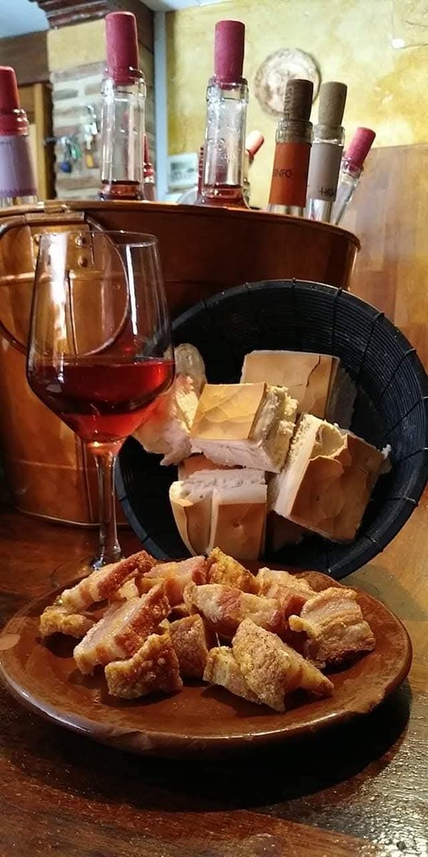 JesusPilar79's tweet photo. Llego el #lunes #torreznoday a darle caña a un buen @TorreznodeSoria con un #Rosado @DOCigales y #PandeValladolid #AlLio @Soriaestademoda @sorianitelaimag @tierradesabor @EMorenoSaez @tierradesabor @JuanjoDelgadoes @jantongo @dmanso73 @GastronomiaCyL @gastrosoria @LugardelaPanza https://t.co/cDUqV5vXht