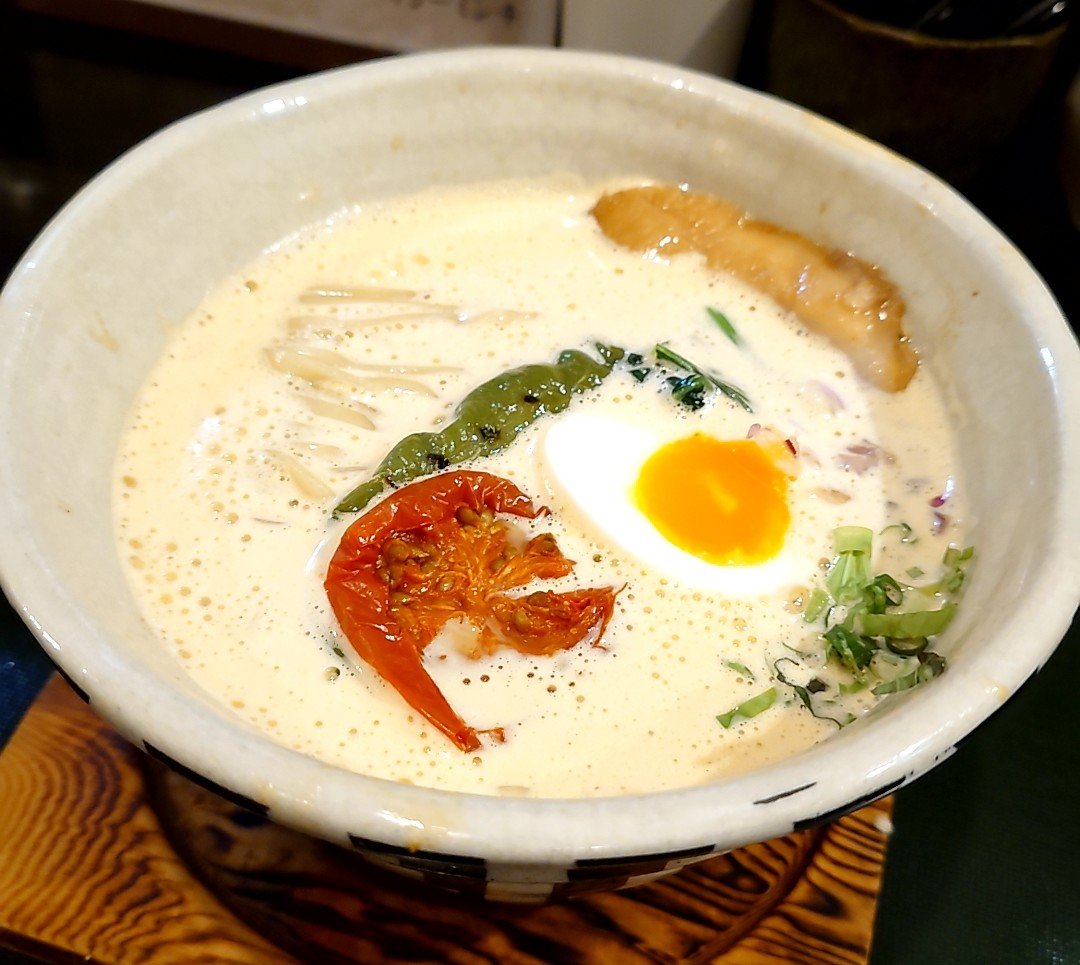 minasan56's tweet photo. 久しぶりに大好きな豊橋ラーメンのORIBEへ!
白湯麺~泡・まるごと甘海老~
甘海老のエキスをふんだんに使った濃厚スープ🦐替玉はバジルの香味バターを合わせて2度楽しみました!豚トロチャーシューは箸でほぐれるくらいトロトロでした🤤
#ORIBE
#豊橋 https://t.co/MVJ5XADVjI