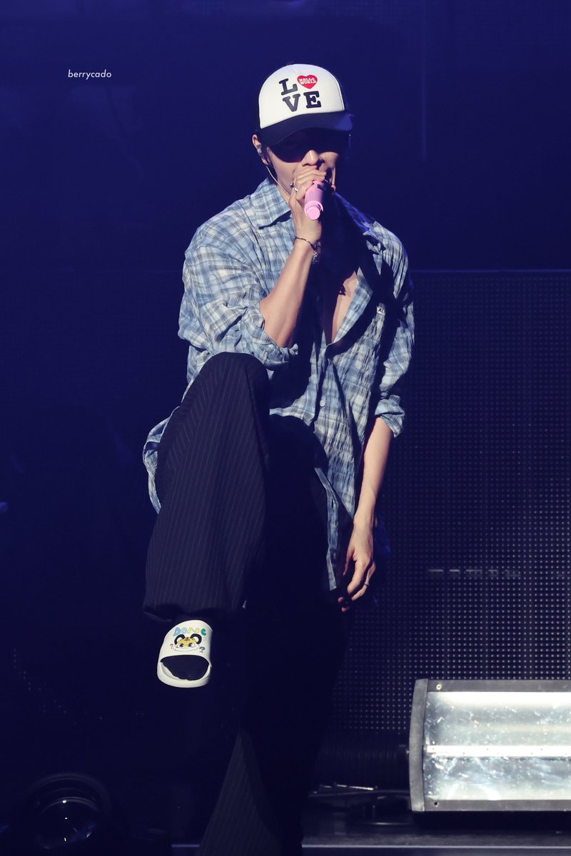 berryxcado's tweet photo. 260704 2026 DONGHAE 1ST SOLO CONCERT TOUR [ALIVE] in OSAKA
<Day1>

슬리퍼 자랑 중~! 😌

@donghae861015 
#동해 #이동해 #DONGHAE #ドンへ
@SJ_DnE_official
#슈퍼주니어DnE #SuperJuniorDnE https://t.co/JO7bbGOzbN