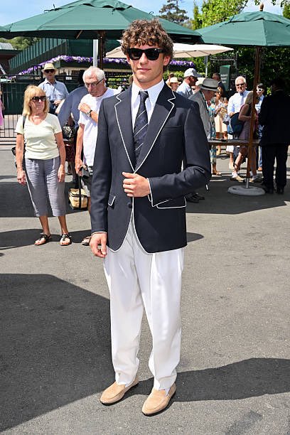 f1bykimi's tweet photo. he looks like this emoji : 🕴🏻 https://t.co/h2tmG9QI6q