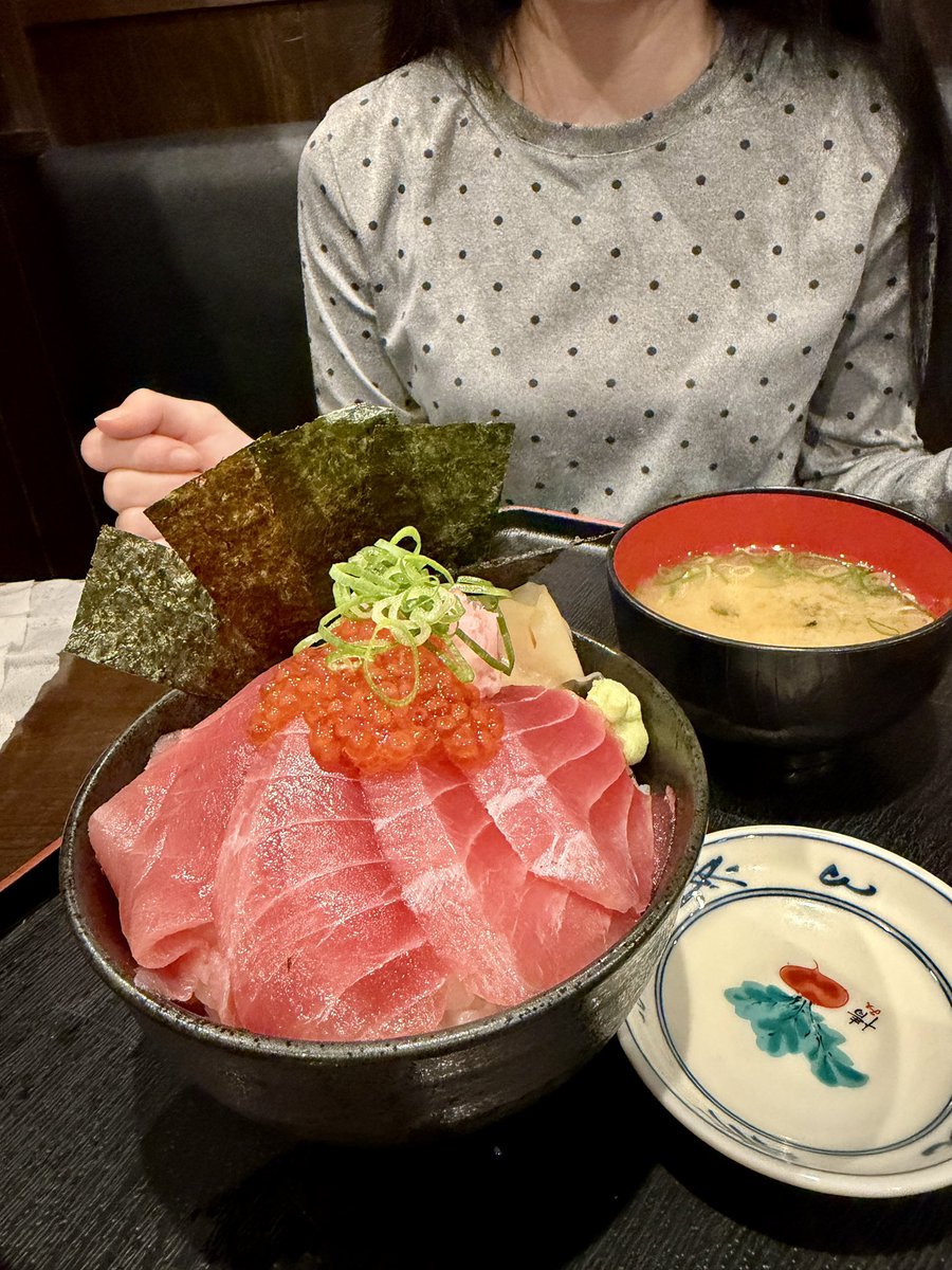 jom_ada's tweet photo. 裏🟥女子さんと打ち合わせという名の食事。
正直、こっちに余裕がないと女子は安心できない。でも余裕あると向こうから勝手にくる。そこまでがけっこう大変かも。
だから0→1は裏🟥のAIは間違いなし。そこで実績と💰積んで幅広げること。そうすれば楽しみしかなくなる👍 https://t.co/tmuFOBGsU2