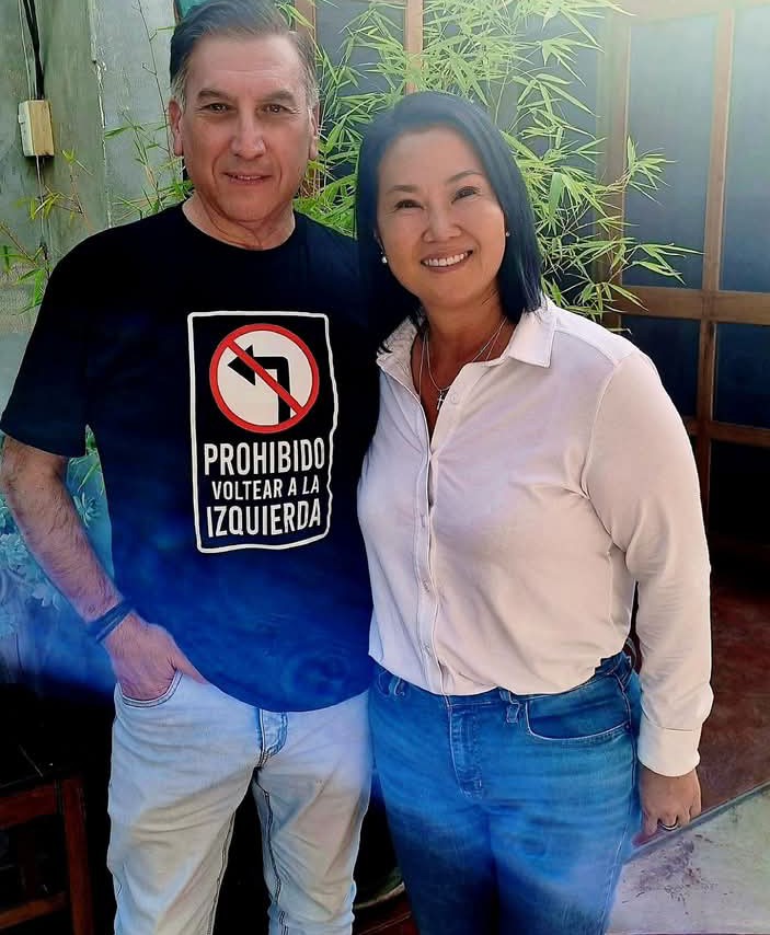 Victor27547416's tweet photo. ¡GANÓ LA DEMOCRACIA! 🇵🇪
EL PERÚ NO VOLTEÓ A LA IZQUIERDA!!!

Ya es oficial. Y la historia ya tiene nombre, el tuyo que estás leyendo estas líneas ahora mismo, porque: 

Si votaste por el progreso y no por el retraso.

Si votaste por el orden y no por el caos.

Si votaste por la libertad y no por un giro brusco...

ERES PARTE DE ESTE TRIUNFO!!!

Hoy no ganó un partido. Ganó el Perú que se niega a caer al precipicio. Ganó el Perú que le cerró la puerta en la cara, y en el sombrero, a Sánchez, a Humala, a Pérez y demás malas hierbas...

Dijimos juntos: PROHIBIDO VOLTEAR A LA IZQUIERDA!!! Mantuvimos la derecha. Mantuvimos el rumbo porque tú te pusiste la camiseta de la democracia, cuando otros iprefirieron votar por un grupete de impresentables o quedarse en casa y ver las elecciones por televisión, animados por un odio que nisiquiera entienden.  

Gracias por no rendirte. Gracias por creer que el Perú merece más que promesas vacías y odio. Gracias por elegir patria antes que ideología.

La lucha no termina acá. Empieza la reconstrucción. Y ese gran reto lo asume hoy una mujer valiente -la primera mujer presidenta, por elección popular, en la historia del Perú- que lleva en su ADN la resiliencia Fujimori.

Y eso, resiliencia, es lo que necesita nuestro país para salir adelante. 

-Carlos Raúl Paredes-