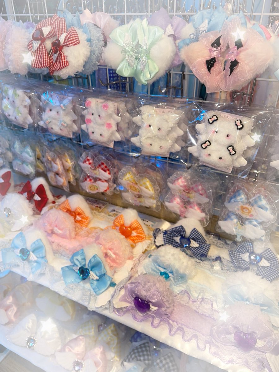 COCOCACHUSHA's tweet photo. 【入荷情報🎀】
大人気 #Angelribbon さんのアイテムが大量入荷いたしました！

👀今回の注目アイテムは''ココカチューシャ限定、新作のオムライスリボン''🐣💛

毎回すぐに売り切れてしまう大注目のブランドです💭💗

数に限りがございますので、ぜひお早めに店頭でご覧くださいね！✨ https://t.co/wmKqdO3Mnd