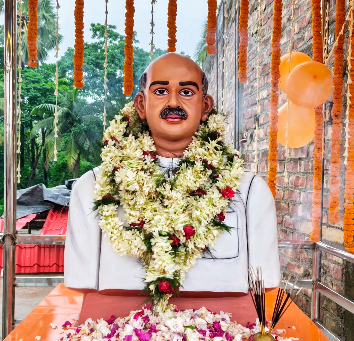 UtpalPorel1's tweet photo. ১২৫ বছর পরেও ডঃ শ্যামাপ্রসাদ মুখার্জীর আদর্শ সমানভাবে প্রাসঙ্গিক।
 এক শক্তিশালী, ঐক্যবদ্ধ ও আত্মনির্ভর ভারতের স্বপ্ন আমাদের এগিয়ে নিয়ে চলুক।
#125YearsOfDrSPMukherjee https://t.co/ggWvPP56qL
