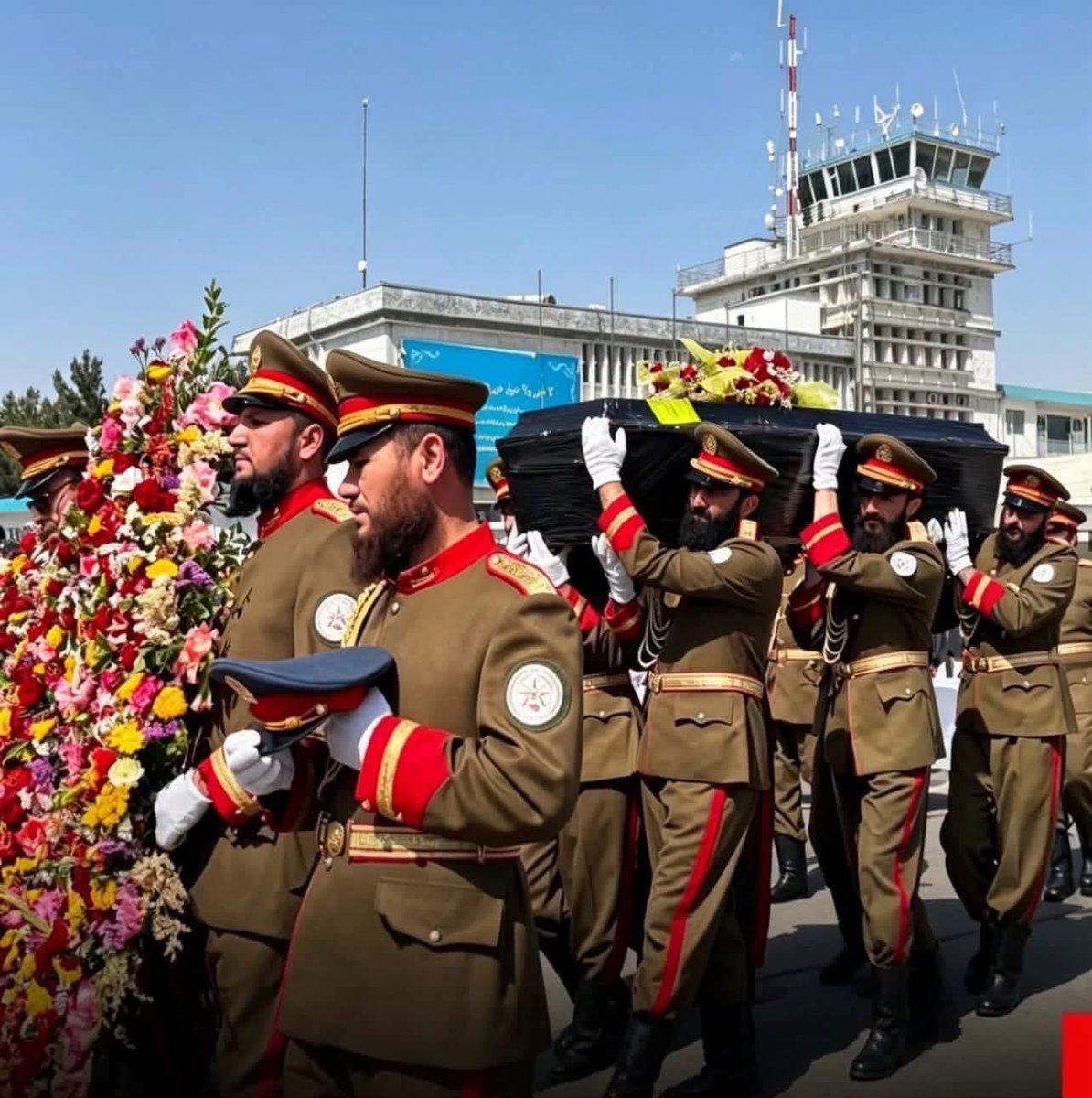 Saeed_Shinwarai's tweet photo. بالاخره د هېواد د نازولي بچي او نومیالي ستور مزلي عبدالاحد مومند جنازه د مور وطن غېږ ته ورسیده او خورا په عزت او درناوي سره خاورو ته وسپارل شو.
متاسفانه ځینو کړیو د ارواښاد د یو یا څو خپلوانو په توسط غوښتل په لوی لاس د افغانستان د دې ویاړمن شخصیت جنازه سیاسي و قومي جنجال ته واړوي او په آلمان کې یې د دغو تش په یو یا دوه خپلوانو په توسط د ډیرو جرګو او مذاکراتو په ردولو په چوپه چوپتیا کې د ګمنامه اتل په توګه کوچنۍ جنازه کې خاورو ته وسپاري.
دغو خپلوانو یې د جنازې مراسم څو وار رد و لغوه کړل او د هیچا د خواخوږۍ درناوی یې نه کاوه.
خو زموږ او یو شمیر زیاتو هیوادوالو د تعقیب، د قدر��نو مشرانو ټینګار او په مونشن کې د افغانستان جنرال قونسل صفت الله رحیمي پرلپسې هڅو او د دوی میرمن بي بي و کورنۍ سره د مخامخ مجالسو په پایله کې شریرې کړۍ له منځه ووتې او د ��وموړي جنازه په خورا درناوي سره افغانستان ته انتقال او خاورو ته وسپارل شوه. 
میرمن بي بي او بچیانو یې غوښتل کابل پوهنتون یا بل تاریخي ځای د ارواښاد د ارامګاه په ډول انتخاب شي او همداسې ورته وشول.
په هېواد کې د ارواښاد مومند صېب د جنازې تدفین د هېواد او هېوادوالو لپاره له تاریخي اړخه ډېر ارزښت لري او په دې برخه کې د جنرال قونسل صفت الله رحیمي او د نوموړي د همکارانو هڅې د ستایلو دي او تاریخ به یې یاد ساتي. 
ښاغلي رحیمي په دغه موده کې د افغانستان بهرنۍ نمایندګۍ منسجمې کړې تر څو د جنازې انتقال په آبرومندانه ډول او درناوي سره ترسره شي.
دغه ورځې په ما شخصا شدید قهر او غم ک�� تېرې شوې نورې خبرې به بل وخت سپینې کړم اوس به د ملي غم خفګان لا په نورو نه زیاتوم.