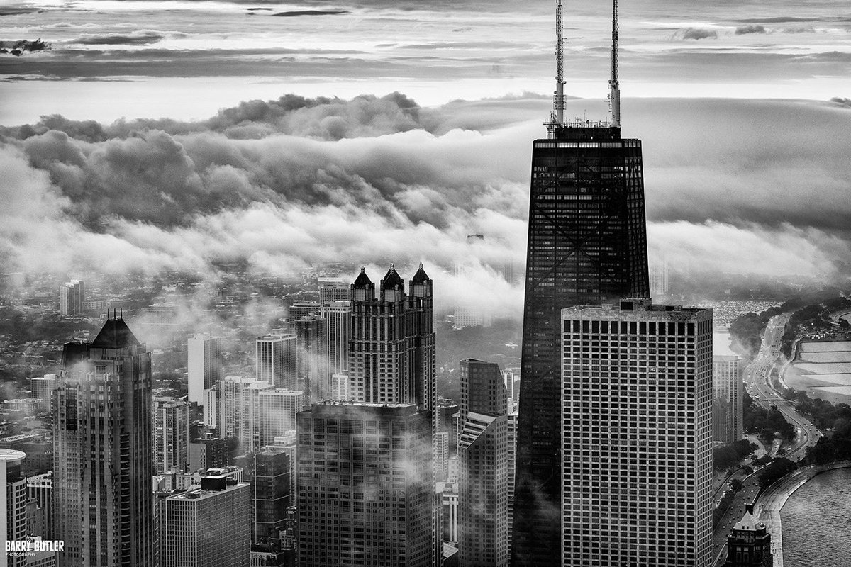 barrybutler9's tweet photo. Fog Drama.  This past weekend when fog started to take over the Chicago skyline. https://t.co/cdwGAFU4p4