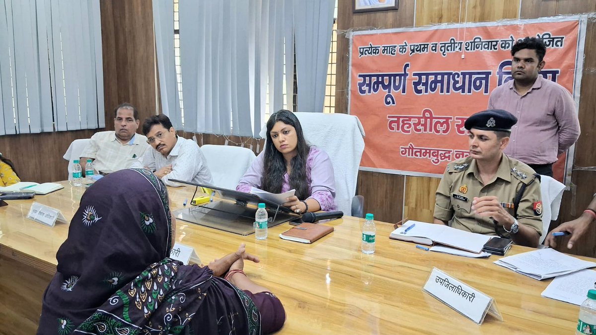 dmgbnagar's tweet photo. *सम्पूर्ण समाधान दिवस:* तहसील सदर में जनसामान्य की समस्याओं का अनुश्रवण कर अधिकारियों को प्राप्त शिकायतों का प्राथमिकता के आधार पर समयबद्ध एवं गुणवत्तापूर्ण निस्तारण के निर्देश दिये। साथ ही IGRS पोर्टल पर प्राप्त शिकायतों का भी समयबद्धता के साथ प्रभावी निस्तारण के निर्देश दिये। https://t.co/Y622EI7wIr