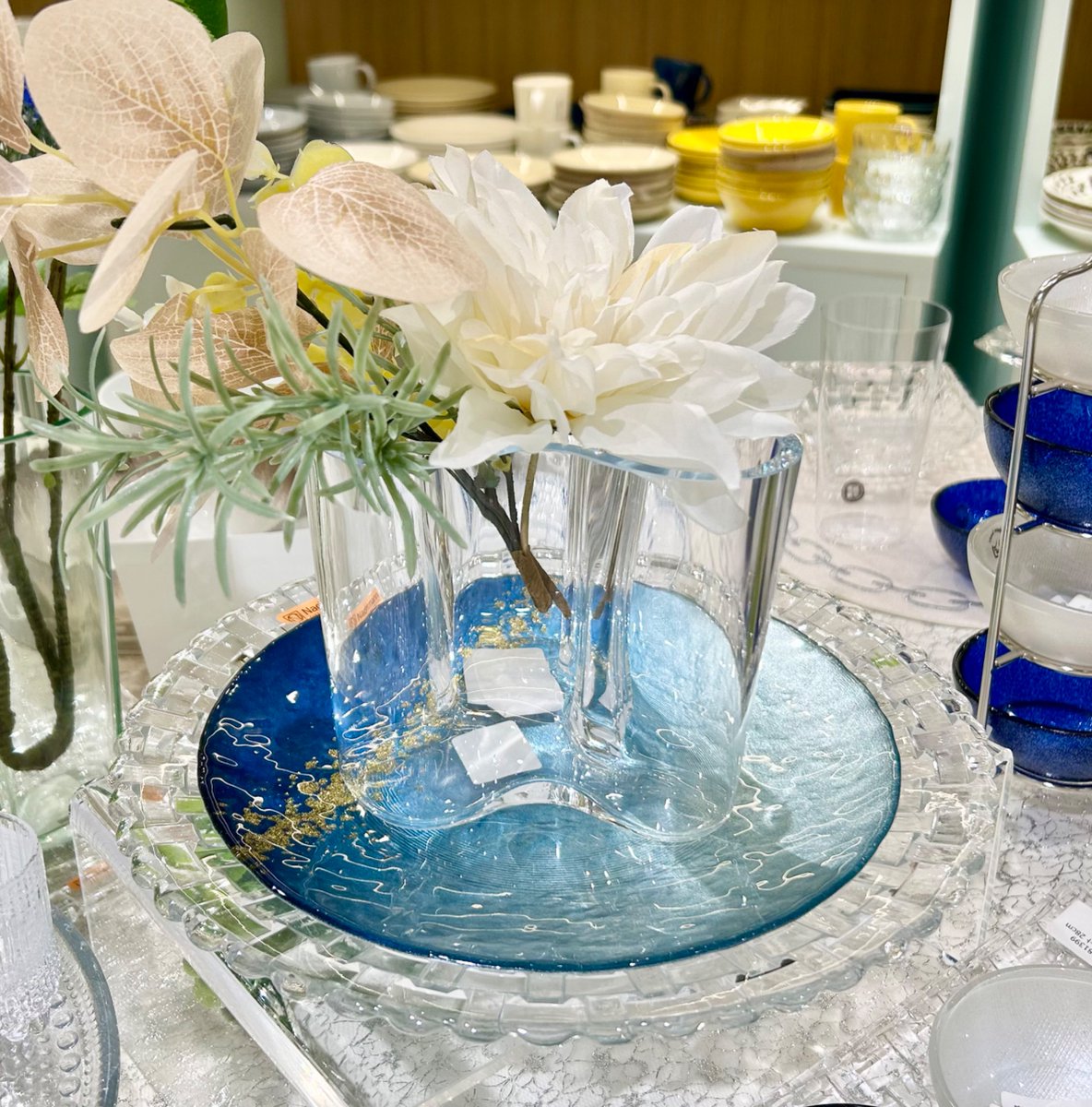 noble_umeda's tweet photo. 1936年にデザインされ現在まで愛され続ける イッタラ アアルト・ベース✨
お花を飾られなくても素敵なオブジェに🥰

今日は七夕
天の川を思わせる散りばめられたゴールド、ブルーが美しいホライズンのプレートと合わせてみました🎋 https://t.co/WTWtP91JoN