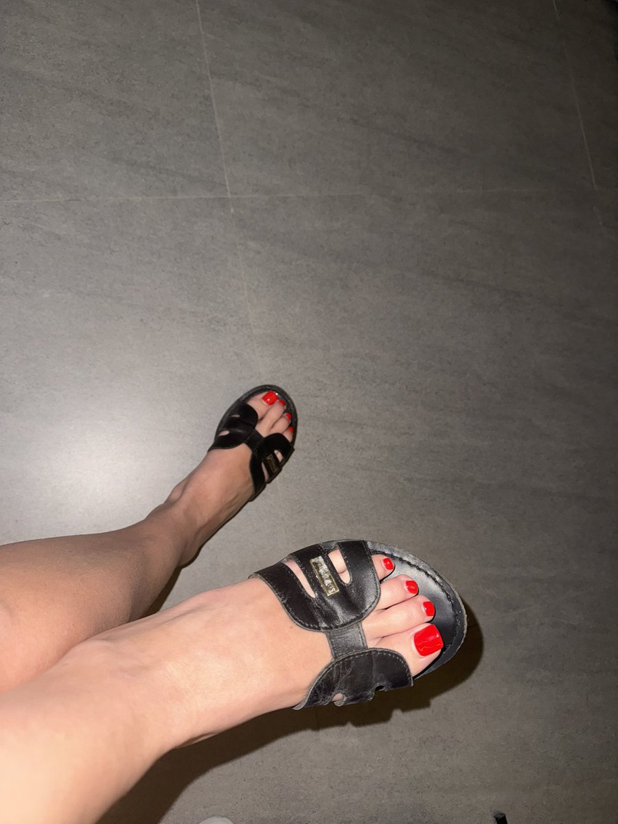 imperatriceleaa's tweet photo. Ton rêve de pouvoir nettoyer mes claquettes et mes beaux pieds 🤭🐶 

Arrête de lécher ton écran et viens t’agenouiller à ta place. https://t.co/Chqa6YNXxb