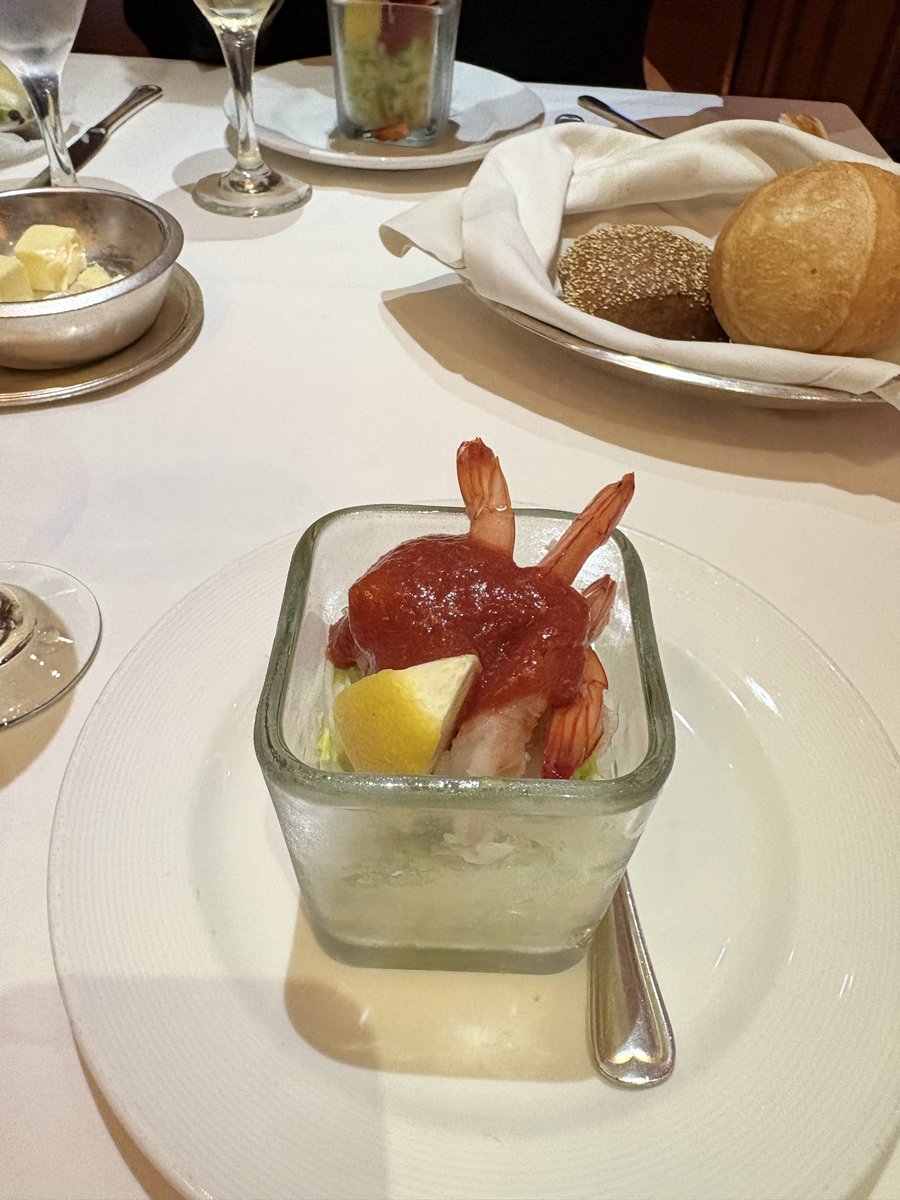 Miyuki1125's tweet photo. 今日の夕食 実はもう一品食べてます お隣のご夫婦 前菜1品しか頼んでいないのにうちのペースに合わせてサーブされてました ごめんなさい🙏 ラムはLeg of Lambでした。前はLambRackだったような気がするのは私の覚え違い?
#ダイヤモンドプリンセス
#クルーズ
#M618 https://t.co/zHsFUaznmY