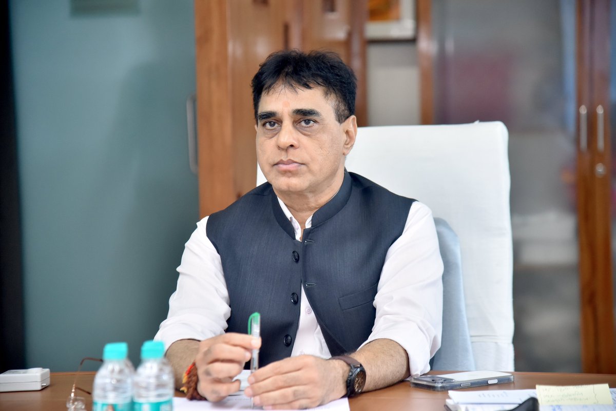 prafulpbjp's tweet photo. Held a comprehensive review meeting with officials of the Health Department in Gandhinagar to discuss measures for making the state's healthcare services more efficient, accessible, and people-centric, while strengthening the quality of healthcare delivery across the state. https://t.co/15iPZ9yfDf