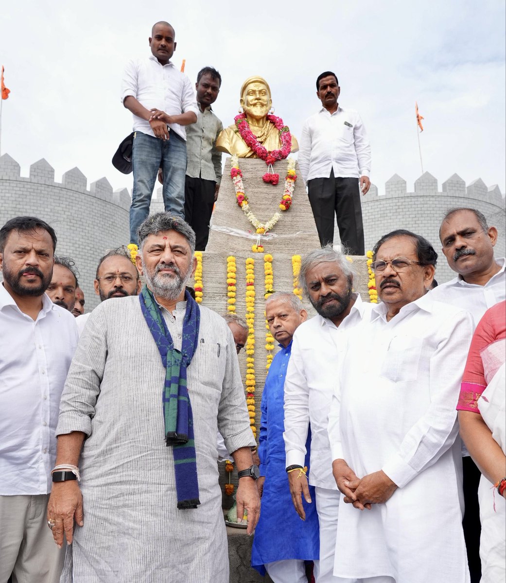 CMofKarnataka's tweet photo. ಬಸವಕಲ್ಯಾಣದಲ್ಲಿ ಇಂದು ಛತ್ರಪತಿ ಶಿವಾಜಿ ಮಹಾರಾಜ, ಸಂವಿಧಾನ ಶಿಲ್ಪಿ ಡಾ. ಬಿ. ಆರ್.‌ ಅಂಬೇಡ್ಕರ್‌, ಜಗದ್ಗುರು ಬಸವೇಶ್ವರ ಹಾಗೂ ಮಹಾತ್ಮ ಬೊಮ್ಮಗೊಂಡೇಶ್ವರರ ಪ್ರತಿಮೆಗೆ ಮಾನ್ಯ ಮುಖ್ಯಮಂತ್ರಿಗಳಾದ ಶ್ರೀ @DKShivakumar ಅವರು ಮಾಲಾರ್ಪಣೆ ಮಾಡಿ, ಗೌರವ ನಮನ ಸಲ್ಲಿಸಿದರು.

ಈ ಸಂದರ್ಭದಲ್ಲಿ ಉಪಮುಖ್ಯಮಂತ್ರಿಗಳಾದ ಡಾ. ಜಿ. ಪರಮೇಶ್ವರ್‌, ಸಚಿವರಾದ ಈಶ್ವರ್‌ ಖಂಡ್ರೆ, ಸಂಸದರಾದ ಸಾಗರ ಖಂಡ್ರೆ ಅವರು ಸೇರಿದಂತೆ ಹಲವಾರು ನಾಯಕರು ಹಾಗೂ ಮುಖಂಡರು ಉಪಸ್ಥಿತರಿದ್ದರು.