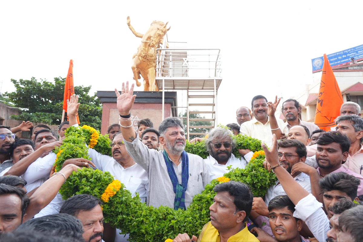 CMofKarnataka's tweet photo. ಬಸವಕಲ್ಯಾಣದಲ್ಲಿ ಇಂದು ಛತ್ರಪತಿ ಶಿವಾಜಿ ಮಹಾರಾಜ, ಸಂವಿಧಾನ ಶಿಲ್ಪಿ ಡಾ. ಬಿ. ಆರ್.‌ ಅಂಬೇಡ್ಕರ್‌, ಜಗದ್ಗುರು ಬಸವೇಶ್ವರ ಹಾಗೂ ಮಹಾತ್ಮ ಬೊಮ್ಮಗೊಂಡೇಶ್ವರರ ಪ್ರತಿಮೆಗೆ ಮಾನ್ಯ ಮುಖ್ಯಮಂತ್ರಿಗಳಾದ ಶ್ರೀ @DKShivakumar ಅವರು ಮಾಲಾರ್ಪಣೆ ಮಾಡಿ, ಗೌರವ ನಮನ ಸಲ್ಲಿಸಿದರು.

ಈ ಸಂದರ್ಭದಲ್ಲಿ ಉಪಮುಖ್ಯಮಂತ್ರಿಗಳಾದ ಡಾ. ಜಿ. ಪರಮೇಶ್ವರ್‌, ಸಚಿವರಾದ ಈಶ್ವರ್‌ ಖಂಡ್ರೆ, ಸಂಸದರಾದ ಸಾಗರ ಖಂಡ್ರೆ ಅವರು ಸೇರಿದಂತೆ ಹಲವಾರು ನಾಯಕರು ಹಾಗೂ ಮುಖಂಡರು ಉಪಸ್ಥಿತರಿದ್ದರು.