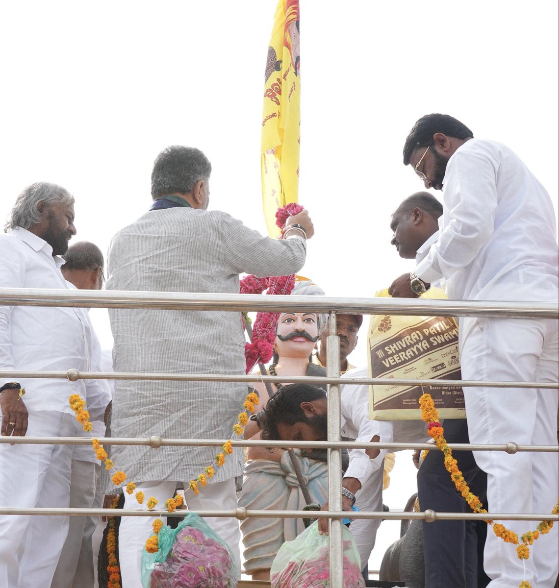 CMofKarnataka's tweet photo. ಬಸವಕಲ್ಯಾಣದಲ್ಲಿ ಇಂದು ಛತ್ರಪತಿ ಶಿವಾಜಿ ಮಹಾರಾಜ, ಸಂವಿಧಾನ ಶಿಲ್ಪಿ ಡಾ. ಬಿ. ಆರ್.‌ ಅಂಬೇಡ್ಕರ್‌, ಜಗದ್ಗುರು ಬಸವೇಶ್ವರ ಹಾಗೂ ಮಹಾತ್ಮ ಬೊಮ್ಮಗೊಂಡೇಶ್ವರರ ಪ್ರತಿಮೆಗೆ ಮಾನ್ಯ ಮುಖ್ಯಮಂತ್ರಿಗಳಾದ ಶ್ರೀ @DKShivakumar ಅವರು ಮಾಲಾರ್ಪಣೆ ಮಾಡಿ, ಗೌರವ ನಮನ ಸಲ್ಲಿಸಿದರು.

ಈ ಸಂದರ್ಭದಲ್ಲಿ ಉಪಮುಖ್ಯಮಂತ್ರಿಗಳಾದ ಡಾ. ಜಿ. ಪರಮೇಶ್ವರ್‌, ಸಚಿವರಾದ ಈಶ್ವರ್‌ ಖಂಡ್ರೆ, ಸಂಸದರಾದ ಸಾಗರ ಖಂಡ್ರೆ ಅವರು ಸೇರಿದಂತೆ ಹಲವಾರು ನಾಯಕರು ಹಾಗೂ ಮುಖಂಡರು ಉಪಸ್ಥಿತರಿದ್ದರು.