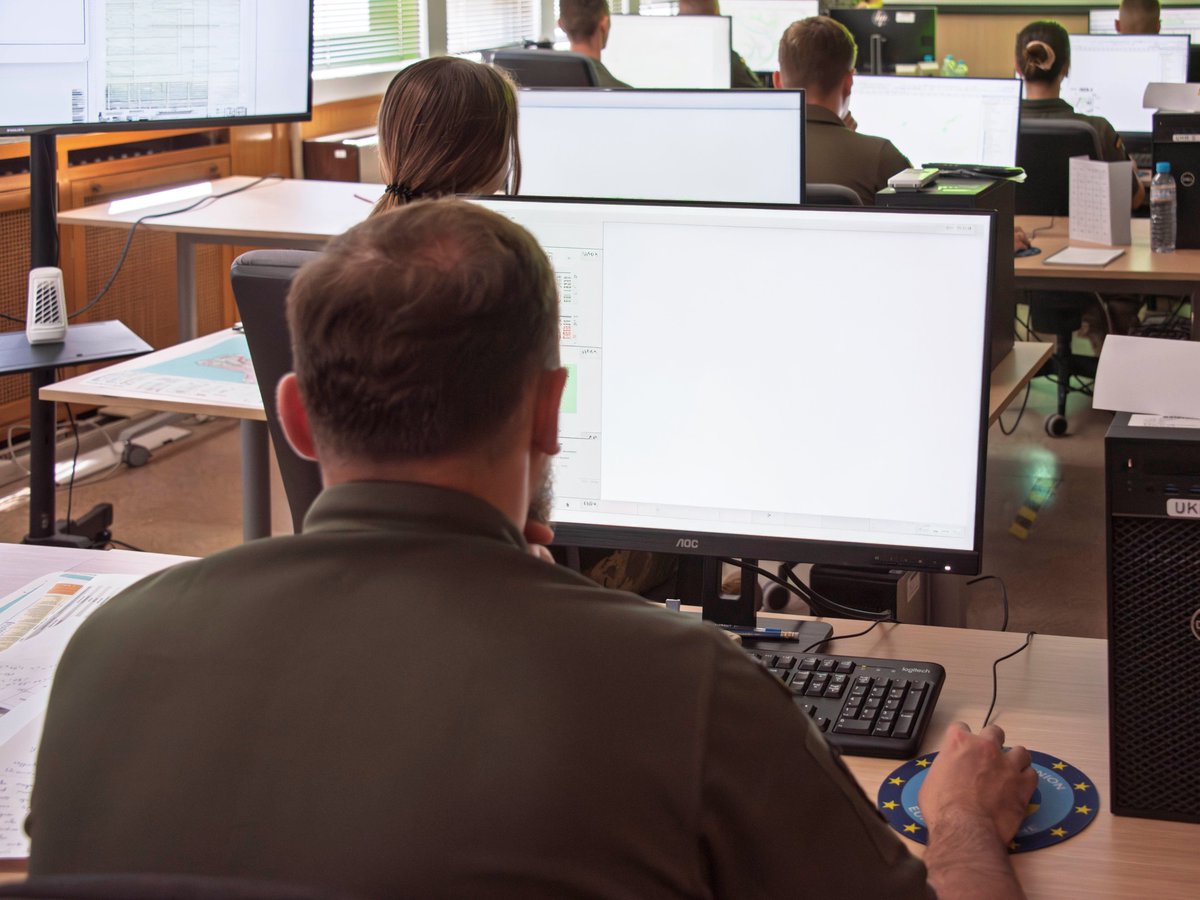 EMADmde's tweet photo. 🇪🇸🤝🇺🇦 Finalizan dos nuevos módulos de formación en el marco de la Misión de Asistencia Militar en apoyo a Ucrania.
✅ 37º módulo ‘Basic Recruit’, sobre técnicas y procedimientos de combate.
✅ 16º módulo ‘Vector Geodata’, de gestión de cartografía y elaboración de planos.
España reafirma su compromiso la misión europea. 
#MOPS @EjercitoTierra @eumam_ttcc