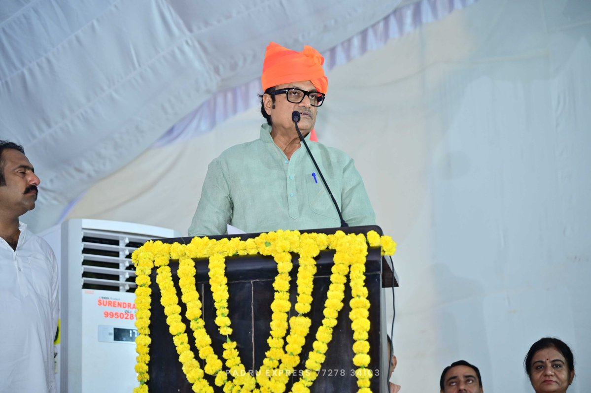 Rajendra4BJP's tweet photo. जय नारायण व्यास विश्वविद्यालय, जोधपुर में आयोजित महाराजा जसवंत सिंह जी (द्वितीय) के प्रतिमा अनावरण समारोह में जोधपुर महाराजा श्री गजसिंह जी, सिक्किम के राज्यपाल महामहिम श्री ओम प्रकाश माथुर जी,  हरियाणा प्रदेश प्रभारी एवं राज्यसभा सांसद डॉ.सतीश पूनिया जी, विधायक श्री बाबू सिंह राठौड़ जी, जोधपुर विश्वविद्यालय (जेएनवीयू) छात्रसंघ अध्यक्ष श्री अरविंद सिंह भाटी जी सहित अन्य गणमान्य अतिथियों की गरिमामयी उपस्थिति में सम्मिलित हुआ।
#Jodhpur #Rajasthan