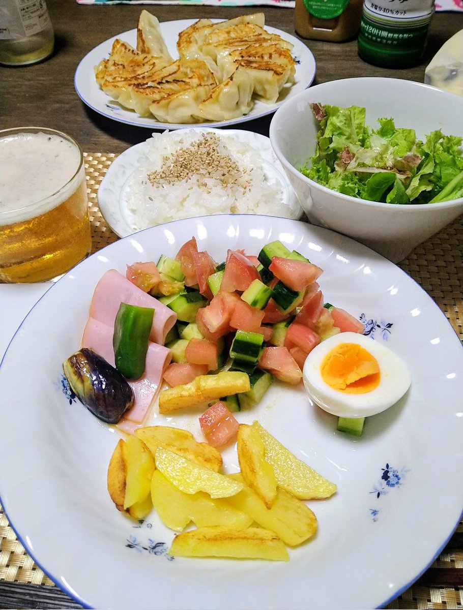 redYuko7878's tweet photo. インカのあかり
きゅうり、トマト、ゆで玉子、ハム、小茄子
レタスサラダ
幸楽苑の餃子(冷凍)
ノンアルコールビール

餃子が想像以上においしかった、と家人評
そうよ幸楽苑の餃子はおいしいのよ

#餃子には何もかけない何もつけない派
#晩ごはん #おうちごはん #夜ごはん #料理記録 https://t.co/mSConFwYns