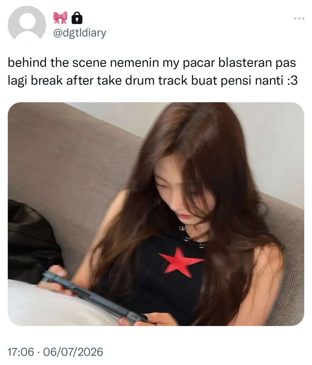 lue_berryy's tweet photo. #nyutella two tweets au
—back when 🧁🎀 were still in high school https://t.co/V52tnV7g36