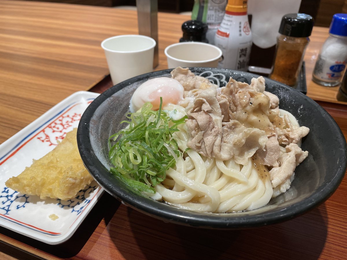 xtetsuji's tweet photo. 夕食：塩豚温玉うどん、とり天 / I'm at はなまるうどん in 東京, 東京都 https://t.co/IuN1KRjOCt https://t.co/a6iV831oWZ