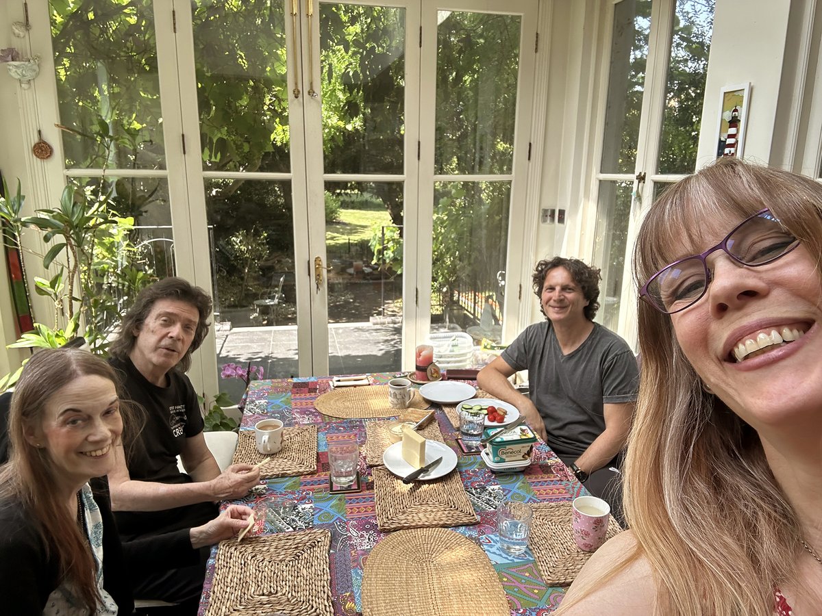amandalehmann25's tweet photo. Just back from a couple of wonderfully creative days in London recording with @HackettOfficial and Riccardo Romano for Steve's great new album! Also found time for a little walk; amazing how you can discover such beautiful little parks tucked away in the middle of a busy city🌳🎶 https://t.co/cVJl0wGtbr