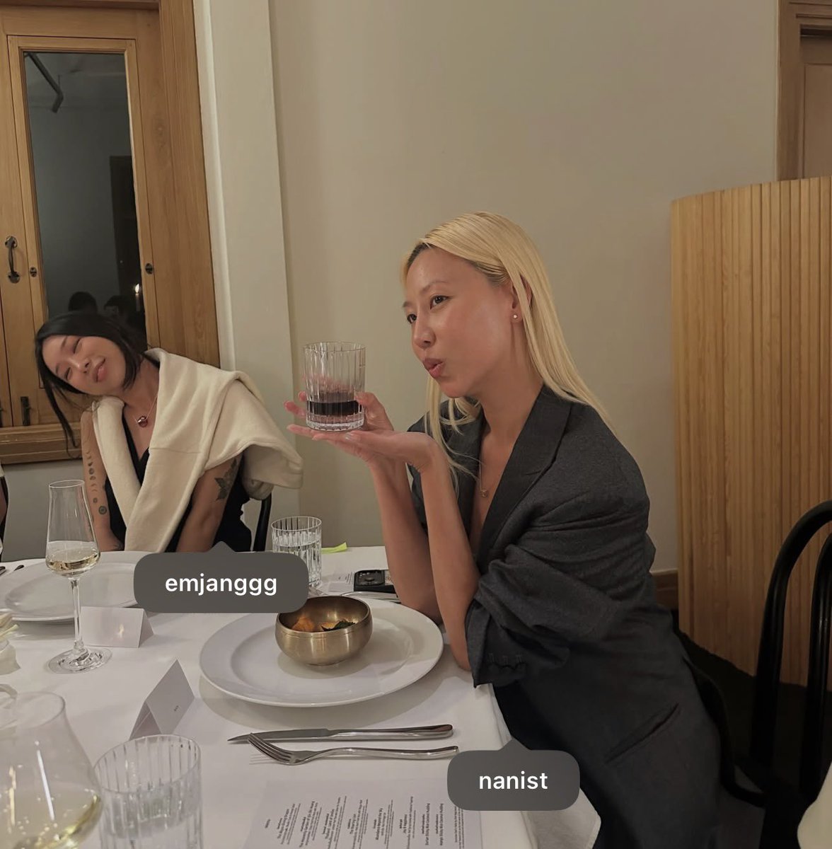 LaliceUpdates's tweet photo. #LISA had a dinner with VVON SUGUNNASIL (luxury bespoke tailoring and ready-to-wear fashion label based in Bangkok,Thailand) with her friends and family yesterday 🤍

@wearelloud https://t.co/DS9JGS7CmK