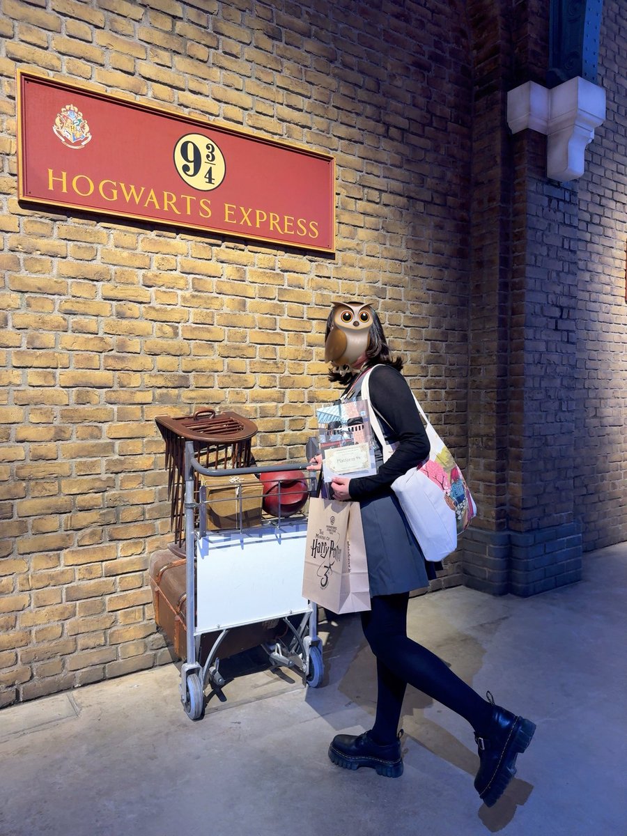 K___Gryffindor's tweet photo. 名入れしてきました🎫🚂✨
チケットの箔の色にあわせるために、他のパーソナライズアイテムとは違う箔を取り寄せているこだわりの逸品✨
私はイニシャル表記で入れてもらいました🥹✨
#スタジオツアー東京 https://t.co/v1TUEoJ09s