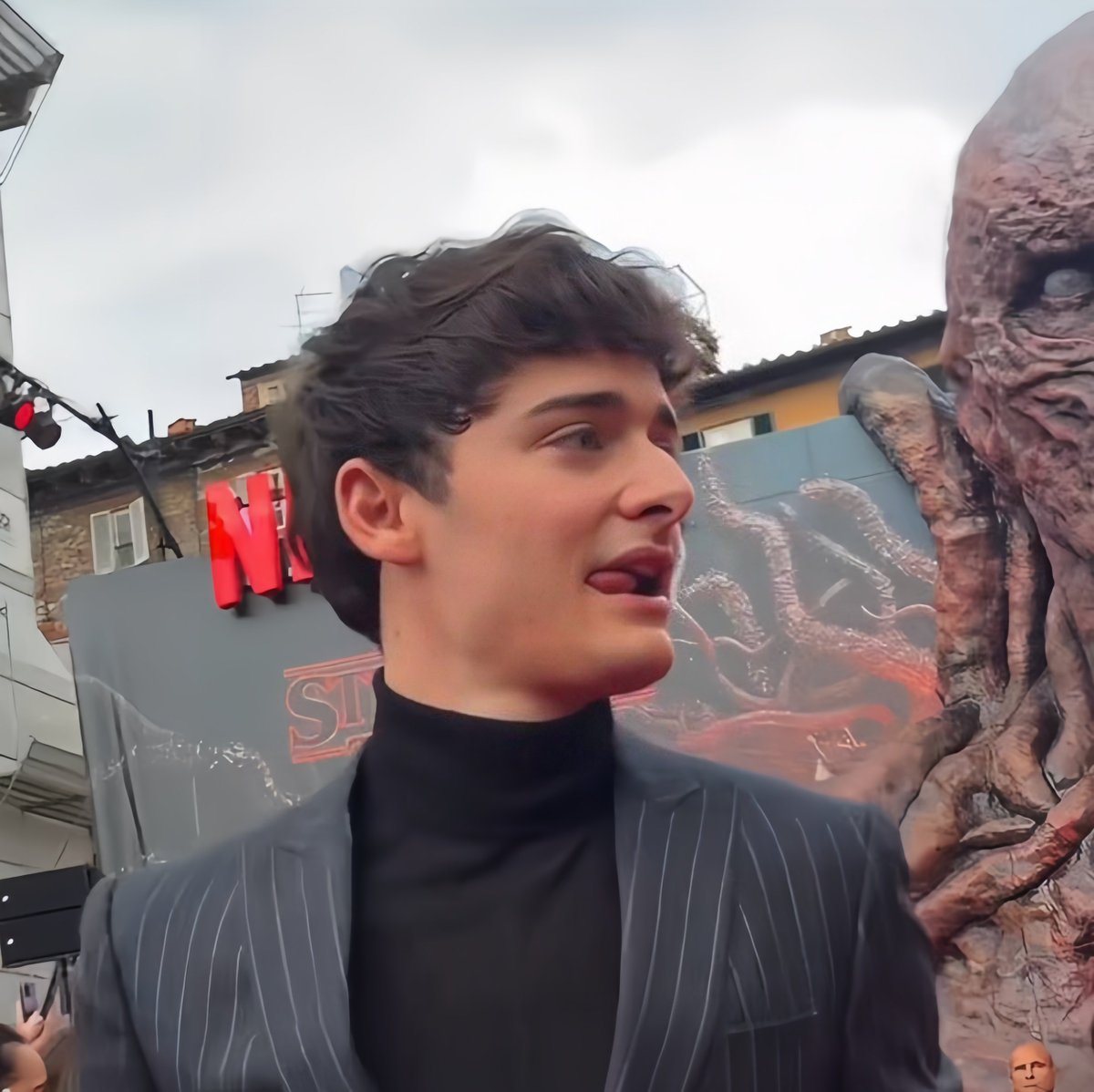 noah schnapp side profile tweet media