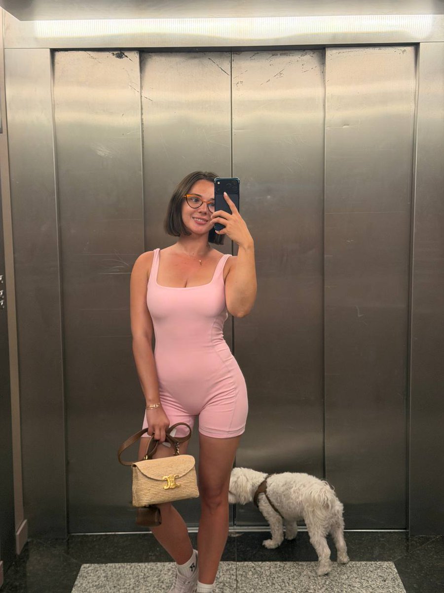 imevesweet's tweet photo. What would you do if you were stuck in an elevator with me ? 😇 https://t.co/3IF8L9vb9K