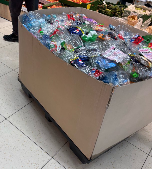 coolfonpl's tweet photo. Czy możemy znormalizować wzywanie sanepidu do sklepów SPOŻYWCZYCH składujących śmieci wśród jedzenia? https://t.co/aVHNhCiCkH