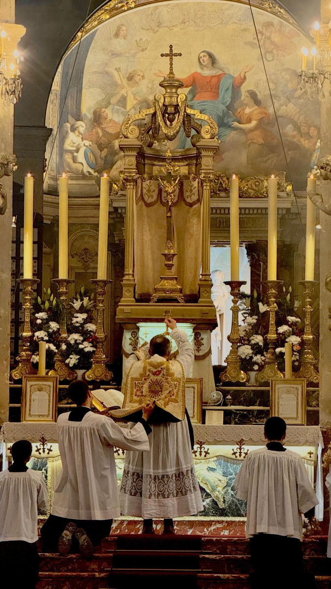 Novohs2's tweet photo. Misa del sábado. Saint-Nicolas-du-Chardonnet. FSSPX https://t.co/o6y8stzX6a