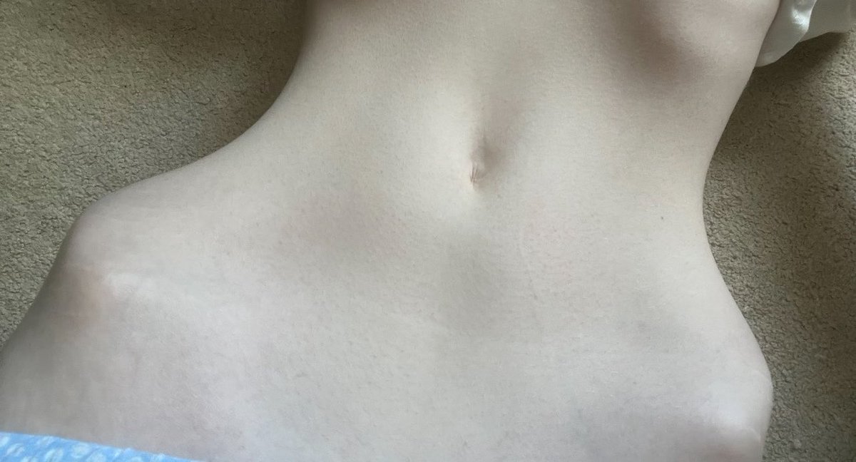 littldiary's tweet photo. my hipbones being that defined but my ribs never showing is embarrassing https://t.co/ykPfQvFTQw