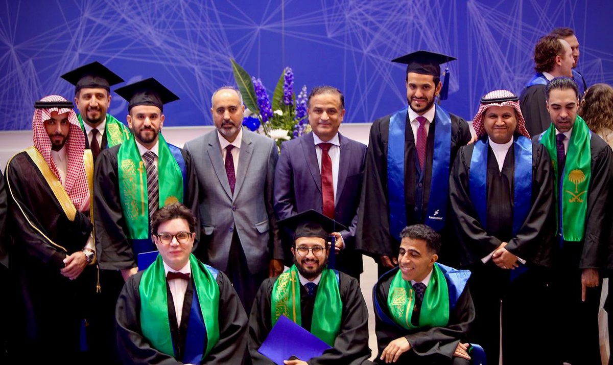 KSAconsulateFra's tweet photo. بدعوة من جامعة فرانكفورت  حضر سعادة  القنصل العام الاستاذ/ ماجد بن علي الزويمل، حفل تخرج مجموعة من الأطباء السعوديين الذين اتموا برنامج الماجستير لإدارة الأعمال MBA, تخصص إدارة المستشفيات، وقد التقى سعادة القنصل العام الأطباء السعوديين وهنأهم بهذه المناسبة، كما التقى سعادته https://t.co/Y287N14CDa
