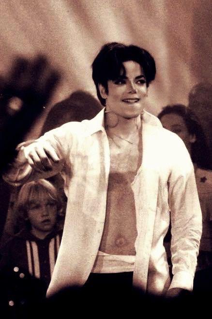 mjanjoinocente's tweet photo. li que só 5% da população mundial tem o umbigo pra fora, o normal é pra dentro

até nisso michael jackson é diferente dos demais https://t.co/OszBQ4ZMR7