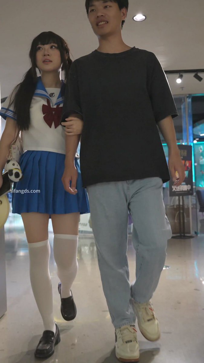 AMGj1xi's tweet photo. 双马尾制服JK小姐姐白丝过膝袜配蕾丝边骚丁 #街拍美女 #街拍抄底 #裙底 #反差 https://t.co/tKC78fnkl0