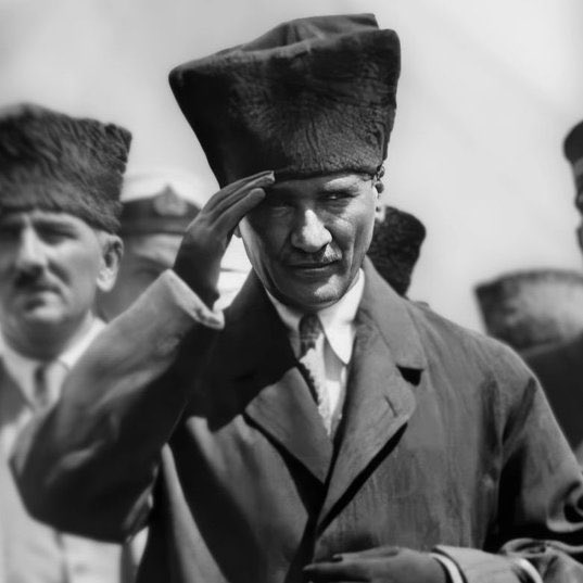 AtillaTasNet's tweet photo. NATO Temsilcisi Müller'in Anıtkabir defterine yazdığı not:

"NATO adına Türkiye Cumhuriyeti'nin kurucu babasının mirasını onurlandırmak ve yüce hatıranızın huzurunda milletinize duyduğumuz sonsuz saygıyı teyit etmek üzere bugün birlik içinde bir araya geldik.

Türkiye Cumhuriyeti'nin başkentinde, 'Yurtta sulh, cihanda sulh' şeklindeki asırlık ilkenizin ittifakımızın ruhunun özünü nasıl yansıttığını ve yolumuzu nasıl aydınlattığını idrak ediyoruz.

NATO Ankara Zirvesi vesilesiyle yüce milletinizi ziyaret etmekten duyduğumuz en derin minnettarlığı ifade etmemize lütfen müsaade ediniz. En derin saygılarımla."