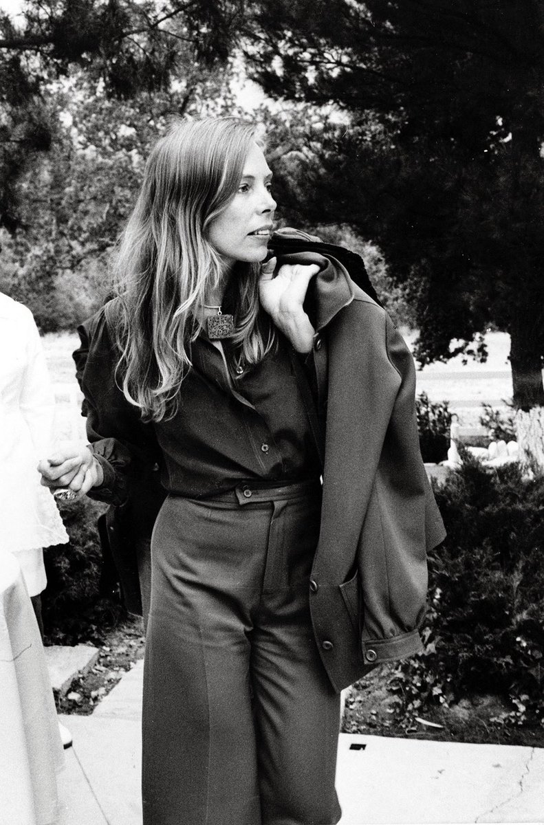 jonimitchell's tweet photo. Dressed to the nines at Jimmy Webb and Patsy Sullivan’s wedding in July 1974.

Photo courtesy of the Fairchild Archive https://t.co/XF0jlBq3T6