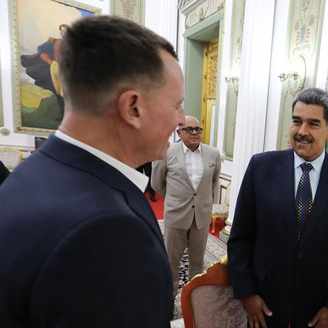 G4bbyta's tweet photo. Los maricorinos están histéricos porque John Barrett le puso la mano a Diosdado. Según ellos, eso ya es prueba suficiente de que son compadres. Pero no dicen nada cuando la señora invita a chavistas malandros, responsables de la destrucción del país, a sentarse en la misma mesa, habla de incluirlos, los obliga a aceptarlos y los mandan a tragar grueso.

La doble moral de siempre. No se toman el tiempo de entender cómo funciona la política ni de revisar antecedentes donde han ocurrido situaciones similares y luego… adiós.

También criticaban a Grenell por reírse junto a Maduro, ni siquiera piensan en lo que pasó después.
De verdad, no es tan complicado dejar de ser tan ignorantes y analizar las cosas de manera objetiva. Mírenlos aquí jijijí, jajajá.