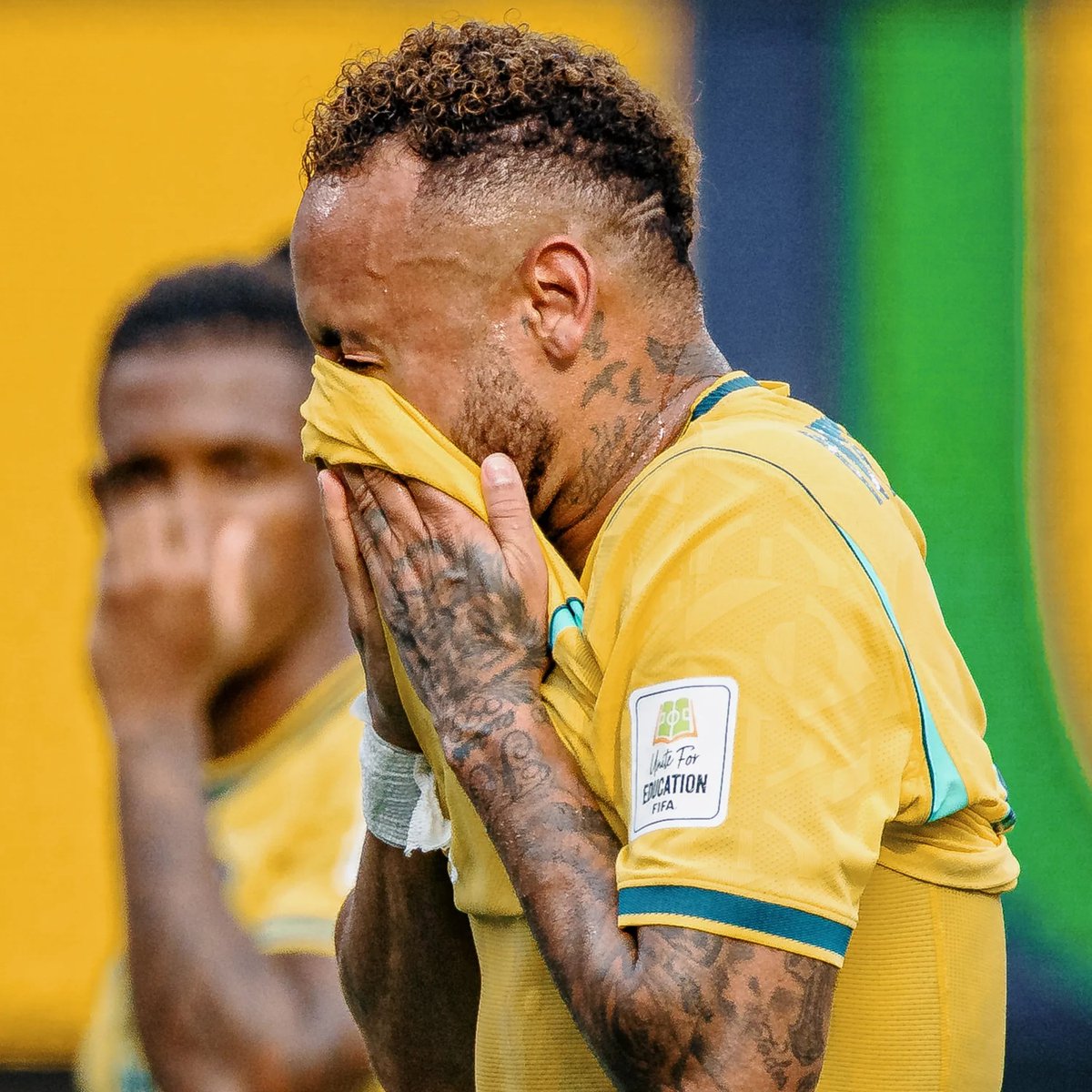 republiqueBRA's tweet photo. 🗣️ "Ficou comendo puta, vendendo bet e andando com traficante esses anos todos. Foi convocado na pura pressão. Joga nada, dá umas porradas e fica berrando em campo como se fosse protagonista de alguma coisa", diz presidenciável Renan Santos sobre Neymar Jr. e sua convocação para a Seleção Brasileira.