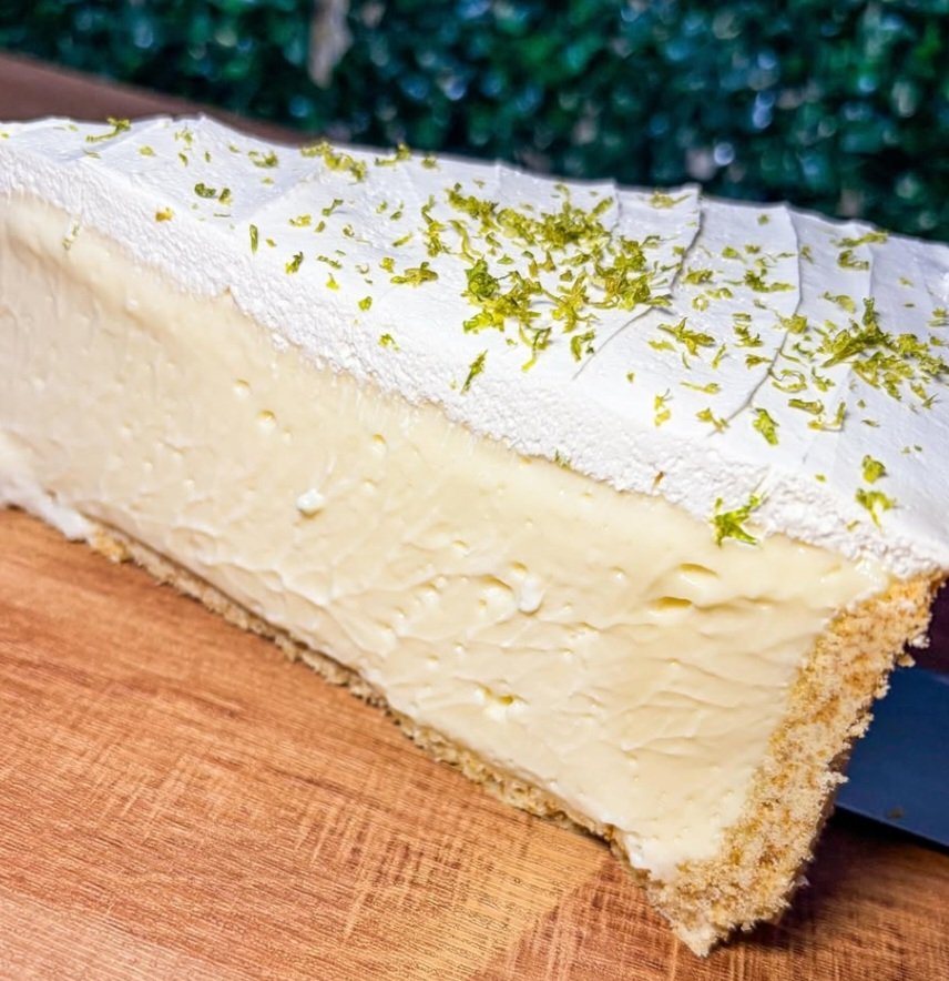 aylinsdiaries's tweet photo. Bolo de fubá ou Torta de limão? https://t.co/zNZ4XaB4yo