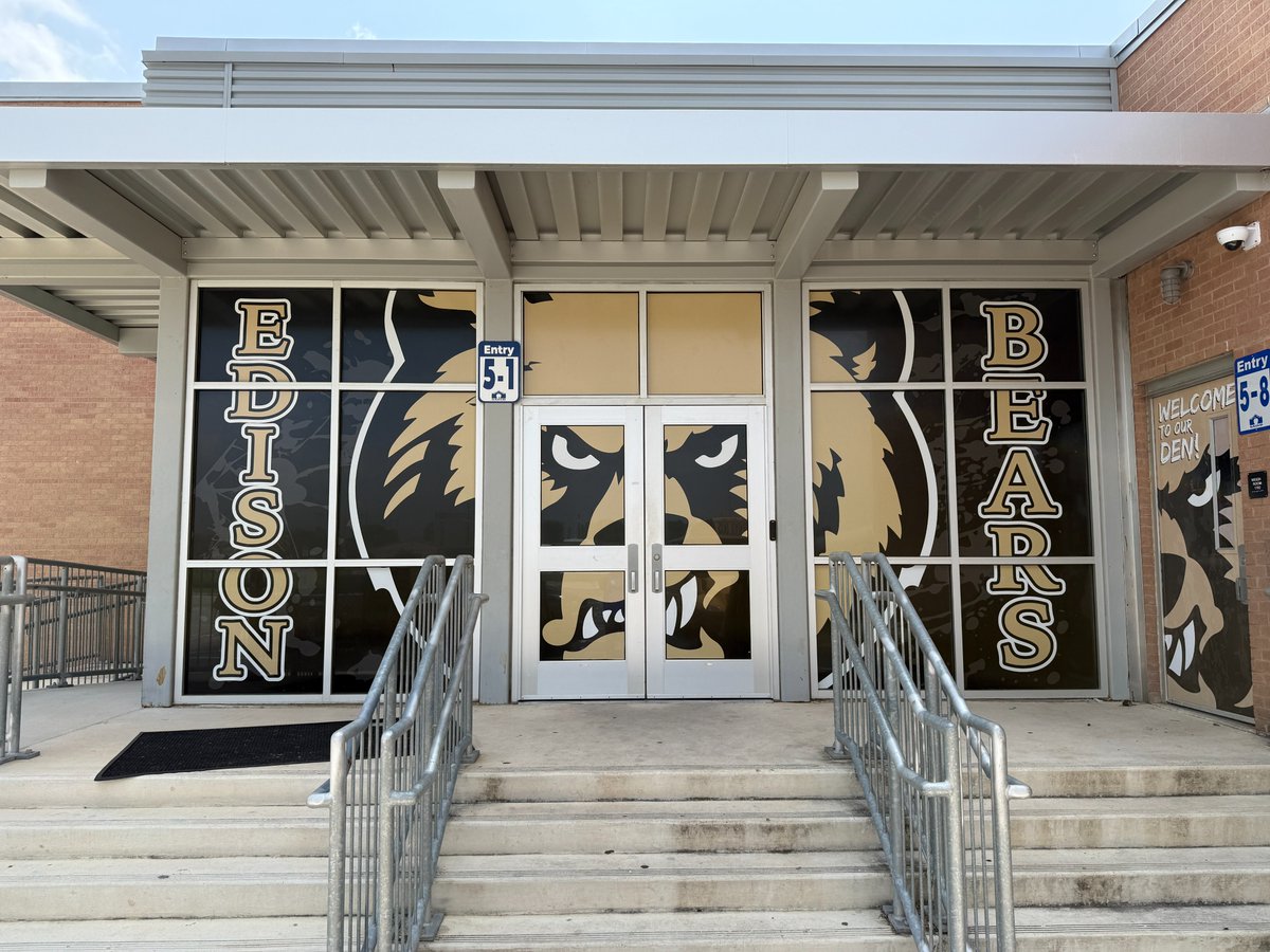 stss210's tweet photo. SCHOOL STAFF &amp; PARENTS: Perfect time to place in your graphic orders for this coming school year! WE'RE IN YOUR DISTRICT'S LIST OF APPROVED GRAPHICS PROVIDERS. 210-332-9939 for an appt, pricing or any questions you may have. https://t.co/cydhiJr8Re