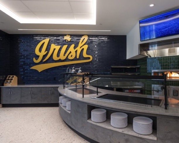 bruce_straughan's tweet photo. These pictures of the new Patrick Kramer Dining Room “designed to fuel every student athlete” are absolutely amazing! 

📸 @FightingIrish https://t.co/LH7kZEE9hK