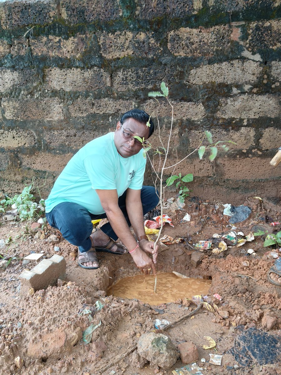 _jyodha's tweet photo. Manoranjan Das is a Sr. Manager with an EPC company delivering infrastructure projects in Odisha. Yesterday, he wasn't managing projects.
While most volunteers stopped @ 1 or 2 saplings, Manoranjan planted 10.
That's commitment. #ସବୁଜଓଡ଼ିଶାସଜୀବଓଡ଼ିଶାସହଭାଗୀଓଡ଼ିଶା #Volunteer_Odisha https://t.co/Kqo4U6ZbGW