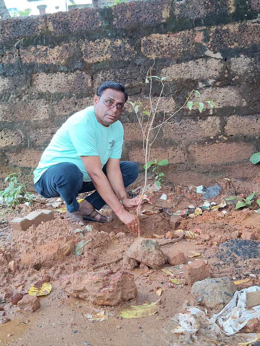 _jyodha's tweet photo. Manoranjan Das is a Sr. Manager with an EPC company delivering infrastructure projects in Odisha. Yesterday, he wasn't managing projects.
While most volunteers stopped @ 1 or 2 saplings, Manoranjan planted 10.
That's commitment. #ସବୁଜଓଡ଼ିଶାସଜୀବଓଡ଼ିଶାସହଭାଗୀଓଡ଼ିଶା #Volunteer_Odisha https://t.co/Kqo4U6ZbGW