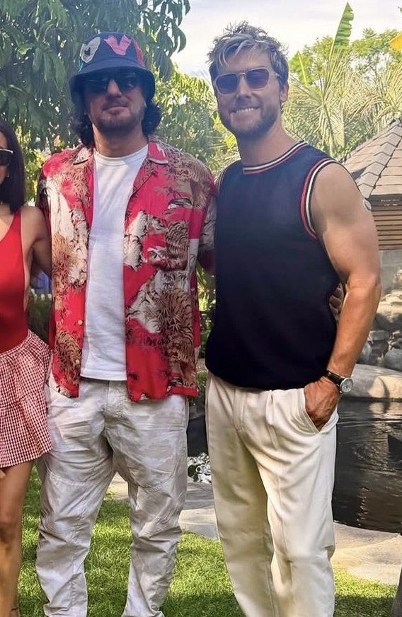 bassezarchive's tweet photo. new july 4th sighting (i'm normal) https://t.co/n3ei7zh69i