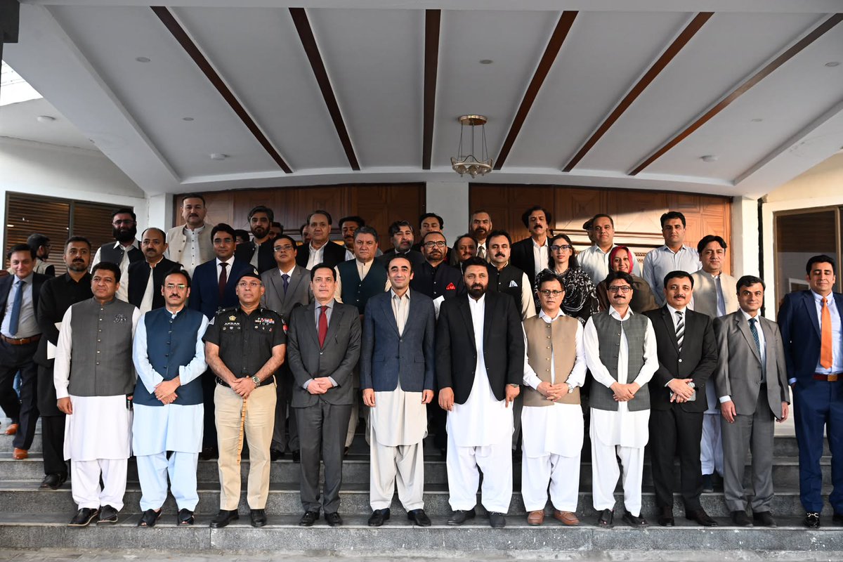 LarkanaDigital's tweet photo. پاکستان پیپلزپارٹی کے چیئرمین بلاول بھٹو زرداری اور گلگت بلتستان کے نومنتخب وزیراعلی امجد حسین ایڈووکیٹ کی سربراہی میں اجلاس https://t.co/cp4EmHOkBy