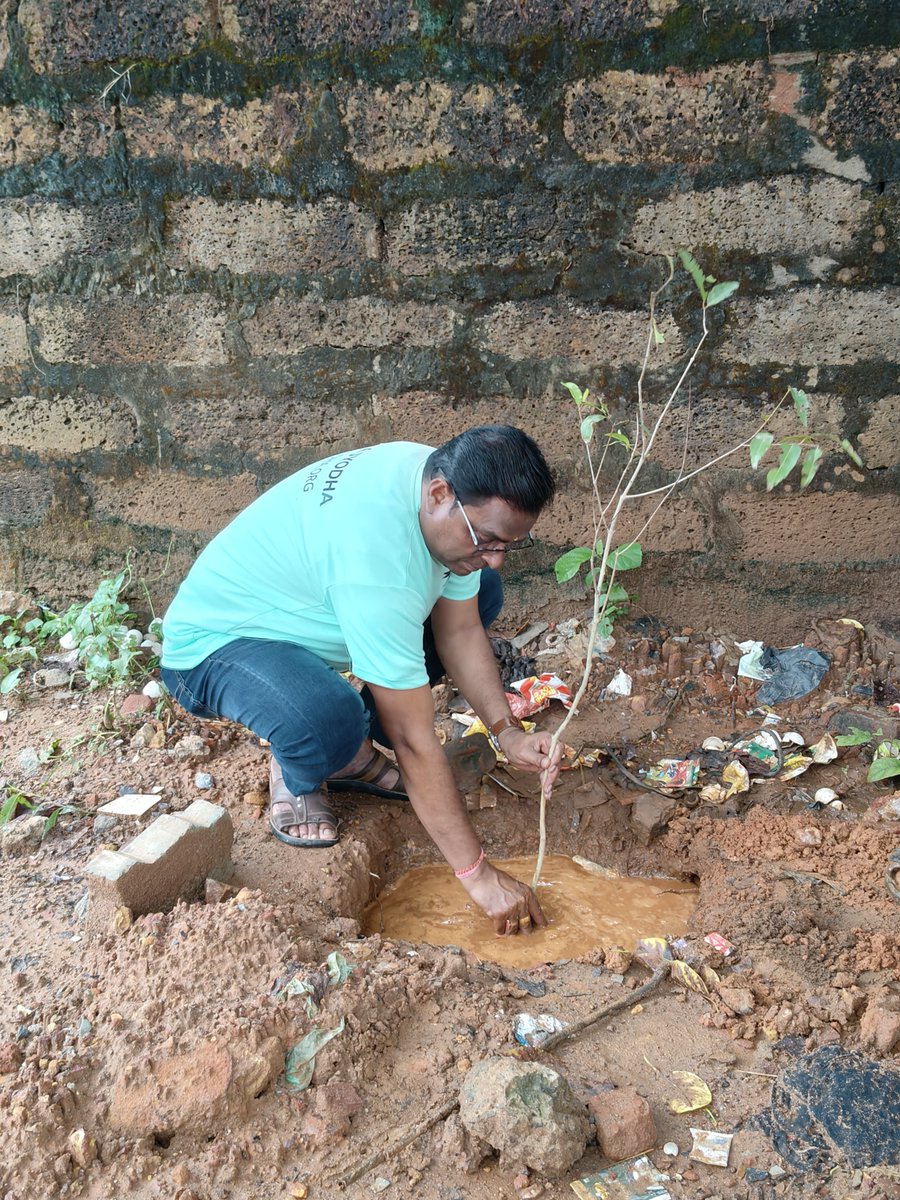 _jyodha's tweet photo. Manoranjan Das is a Sr. Manager with an EPC company delivering infrastructure projects in Odisha. Yesterday, he wasn't managing projects.
While most volunteers stopped @ 1 or 2 saplings, Manoranjan planted 10.
That's commitment. #ସବୁଜଓଡ଼ିଶାସଜୀବଓଡ଼ିଶାସହଭାଗୀଓଡ଼ିଶା #Volunteer_Odisha https://t.co/Kqo4U6ZbGW